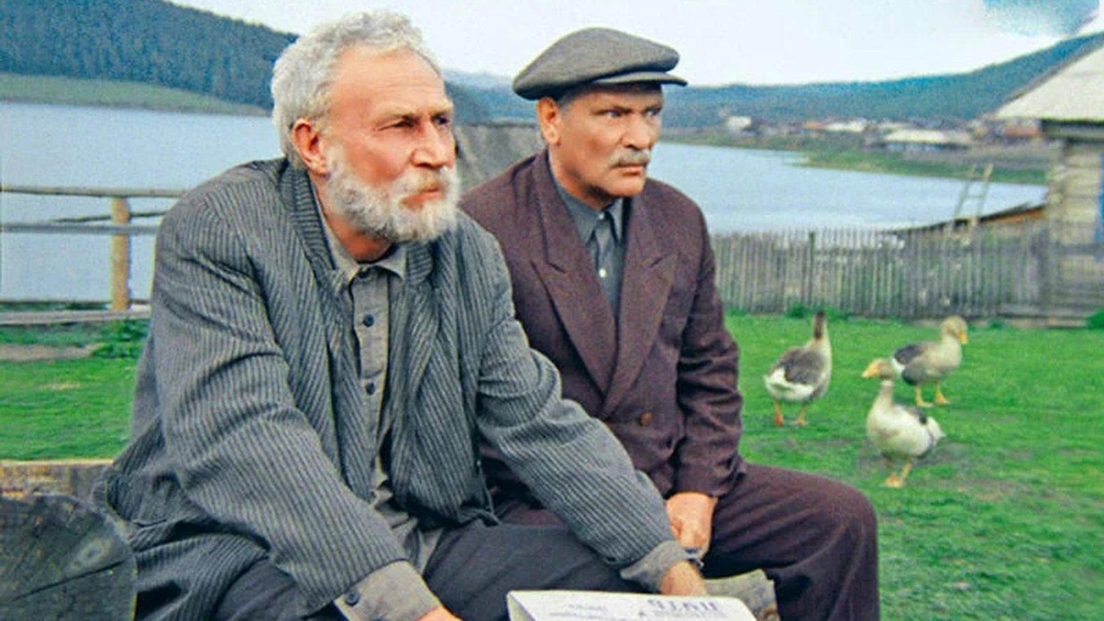 Кадр из знаменитого фильма «Вечный зов» режиссеров Владимира Краснопольского и Валерия Ускова. Слева — Иван Лапиков в роли Панкрата Григорьевича Назарова, справа — Петр Вельяминов в роли Поликарпа Матвеича Кружилина. Съемки цикла из двух многосерийных телефильмов проходили в 1973–1983 годах