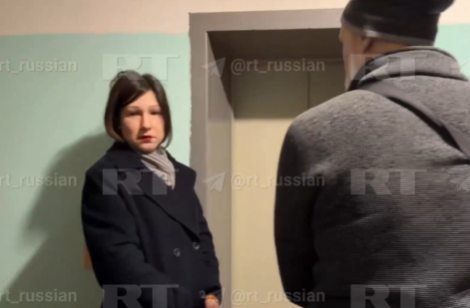 RT снял на видео родителей подростка, который убил ребенка в школе в Горках-2