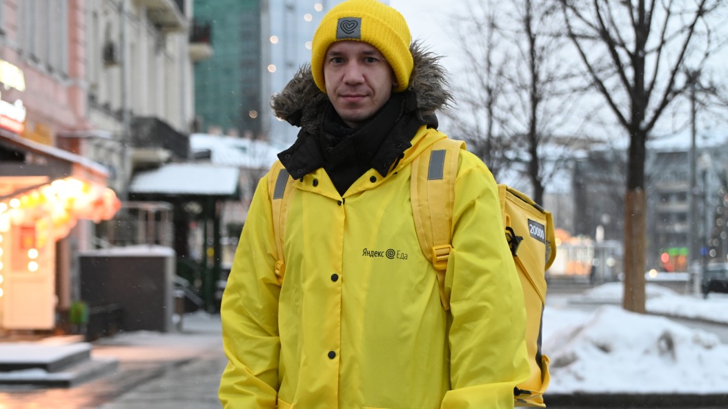 Курьер, доставщик еды Андрей Семенцов работает в столице, где можно получить большие чаевые, но порой и штраф за опоздание