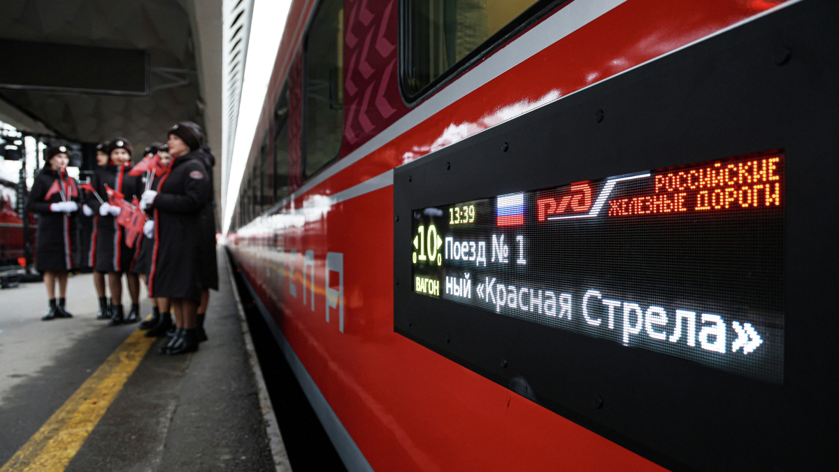 Обновленная «Красная стрела» начинает курсировать между Петербургом и Москвой