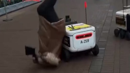 Женщина в Москве попала в больницу после столкновения с роботом-доставщиком