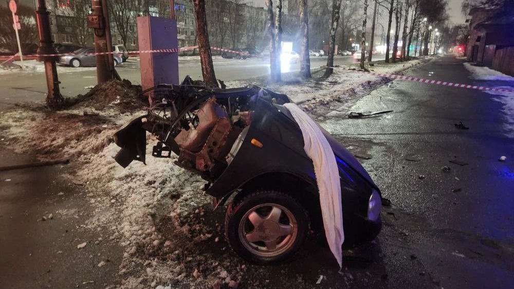 Молодой водитель с несовершеннолетней девушкой погибли в ДТП в Вологде