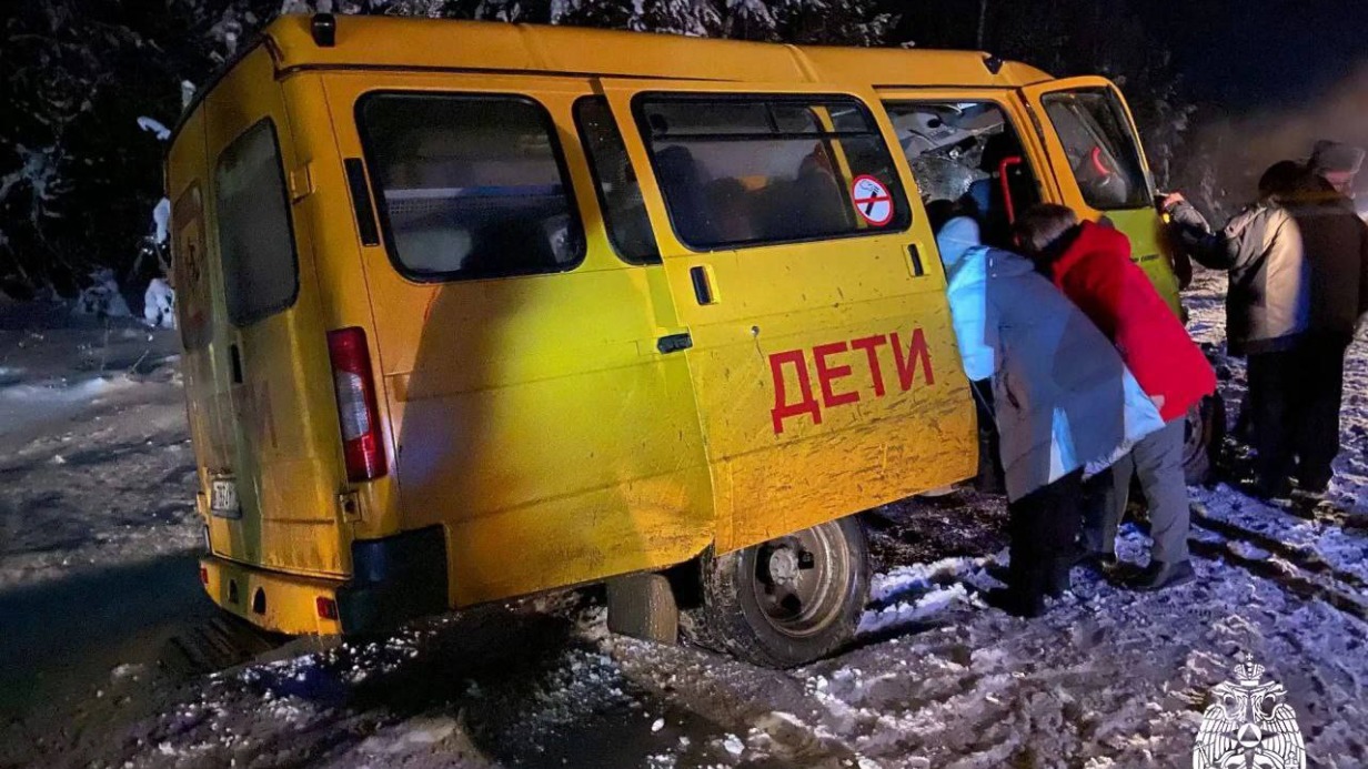 Школьный микроавтобус столкнулся с машиной в Удмуртии, пострадали 14 человек