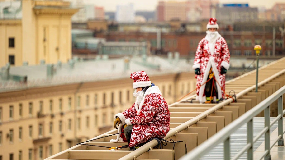 Заммэра Ракова: Спасатели в образе Деда Мороза спустятся с крыш столичных больниц для поздравления юных москвичей