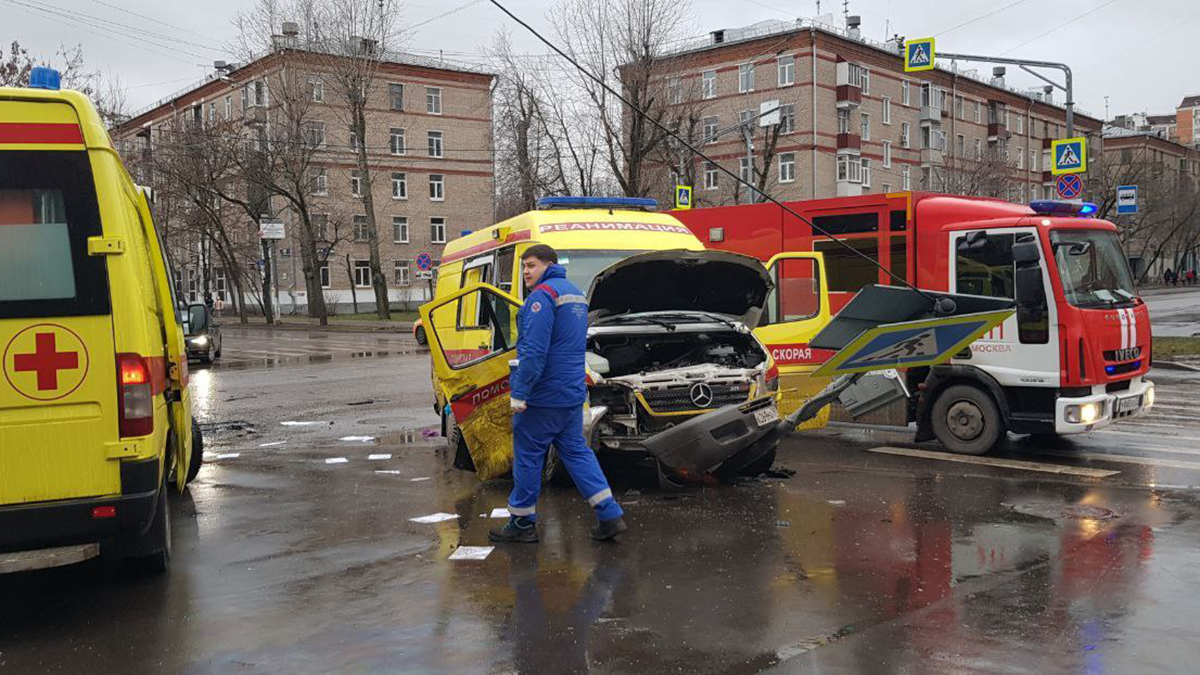 Скорая помощь столкнулась с фургоном на востоке Москвы, есть пострадавшие