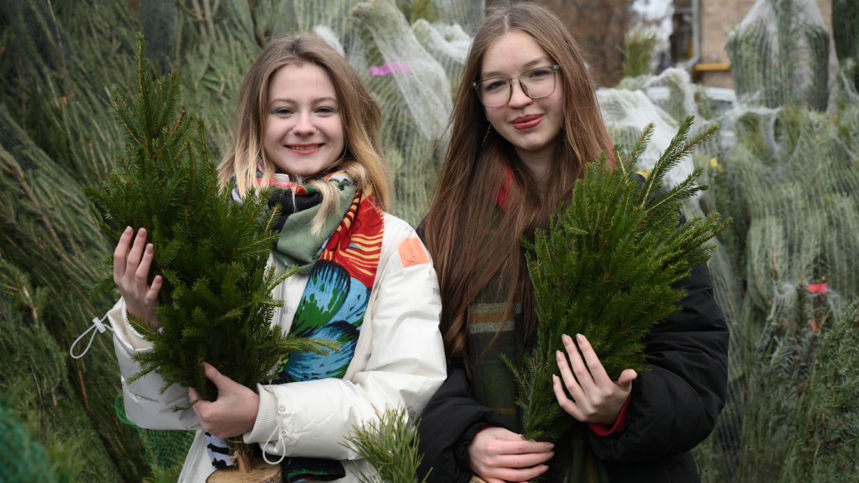 Москвички Анастасия Медведева и Александра Мусина зашли в шале на Тишинской площади и выбрали для украшения дома лапник, собранный в небольшие елочки
