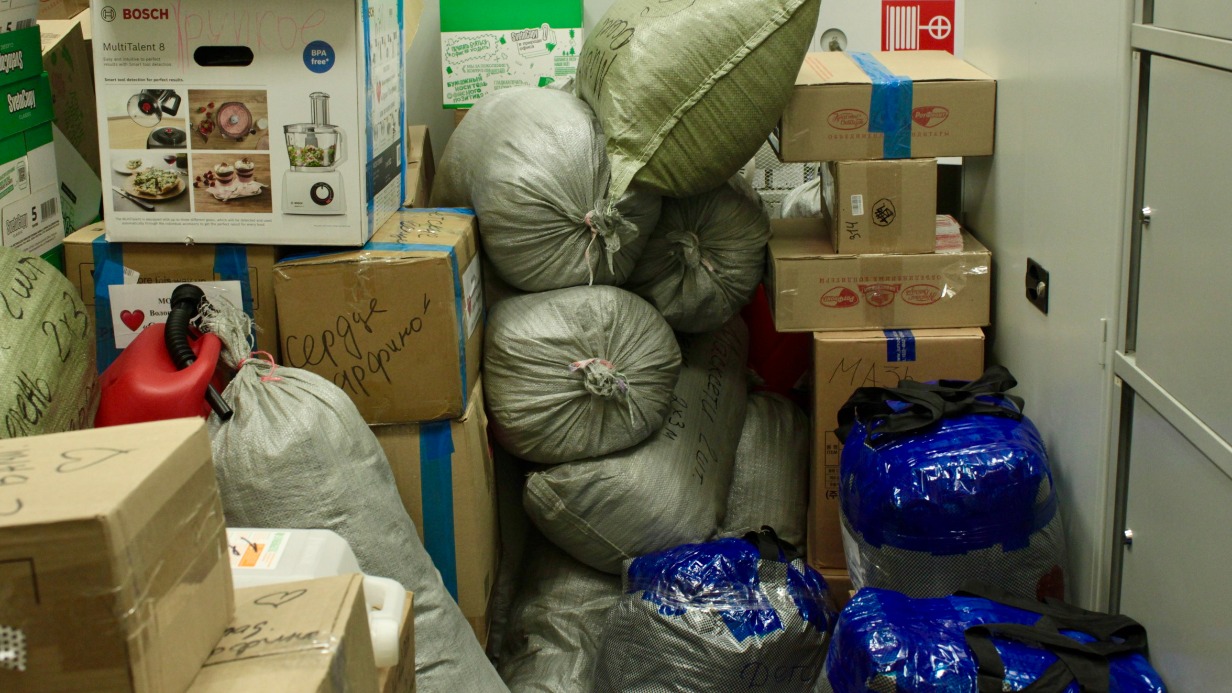 Жители СВАО собрали новогодние подарки для воинов СВО и детей Запорожья