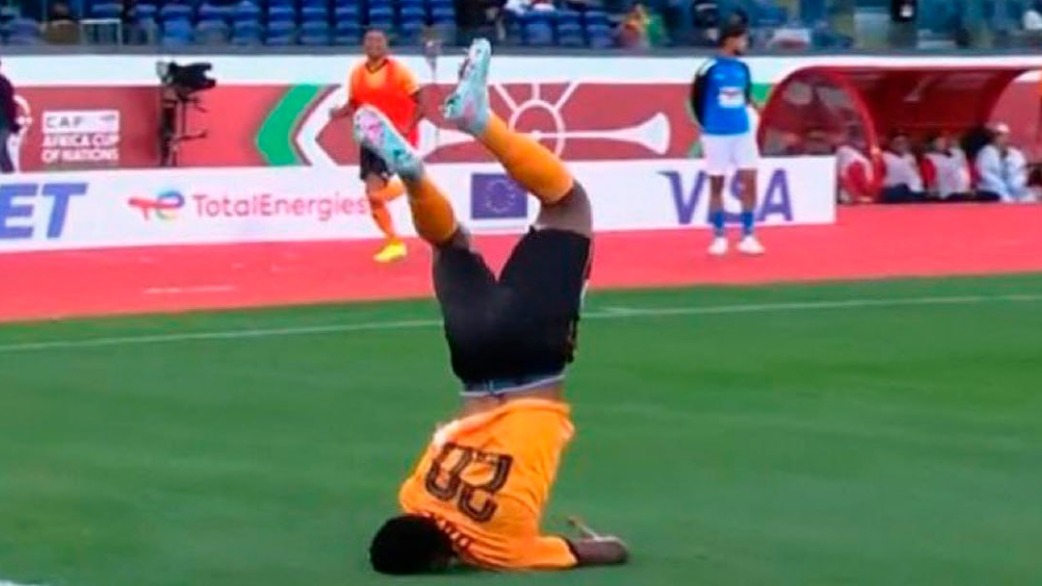 Замбийский футболист чуть не сломал шею, празднуя гол на Кубке африканских наций