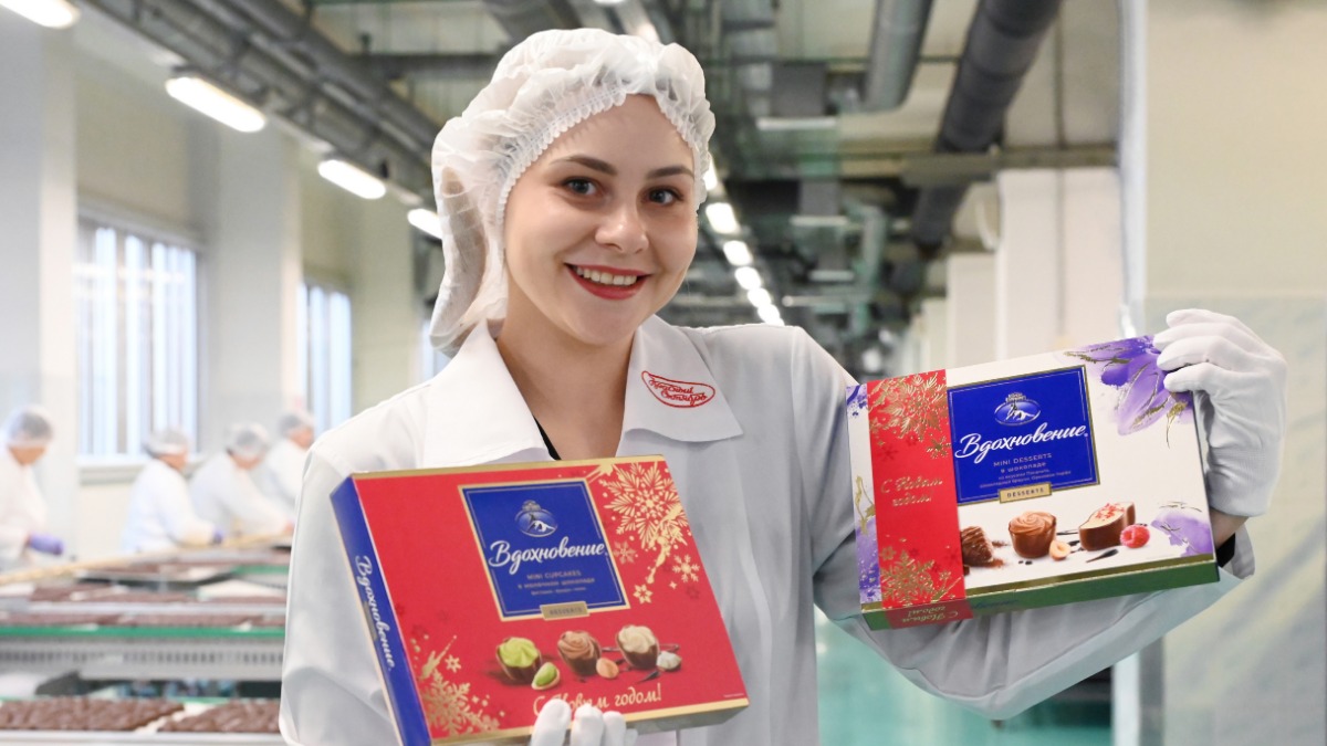 Начальник пресс-службы холдинга «Объединенные кондитеры» Линда Кальм представляет продукцию концерна «Бабаевский»