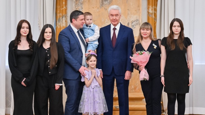 Мэр Москвы Сергей Собянин вручил семье Родиных медаль ордена «Родительская слава». Супруги Вера и Павел отмечены за большие заслуги в укреплении института семьи и воспитании детей