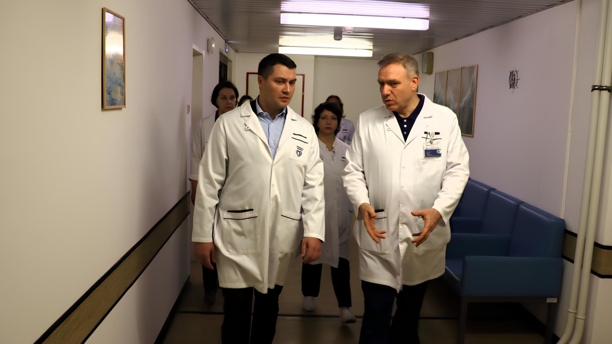 Главврач госпиталя ветеранов войн № 3 Георгий Мелконян показывает госпиталь префекту СВАО Олегу Соболеву