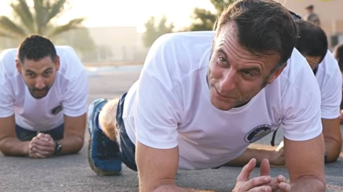 Эммануэль Макрон постоял в планке с популярным фитнес-блогером