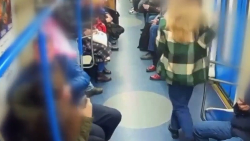 Пассажир избил юношу в вагоне поезда на станции метро «Рижская»