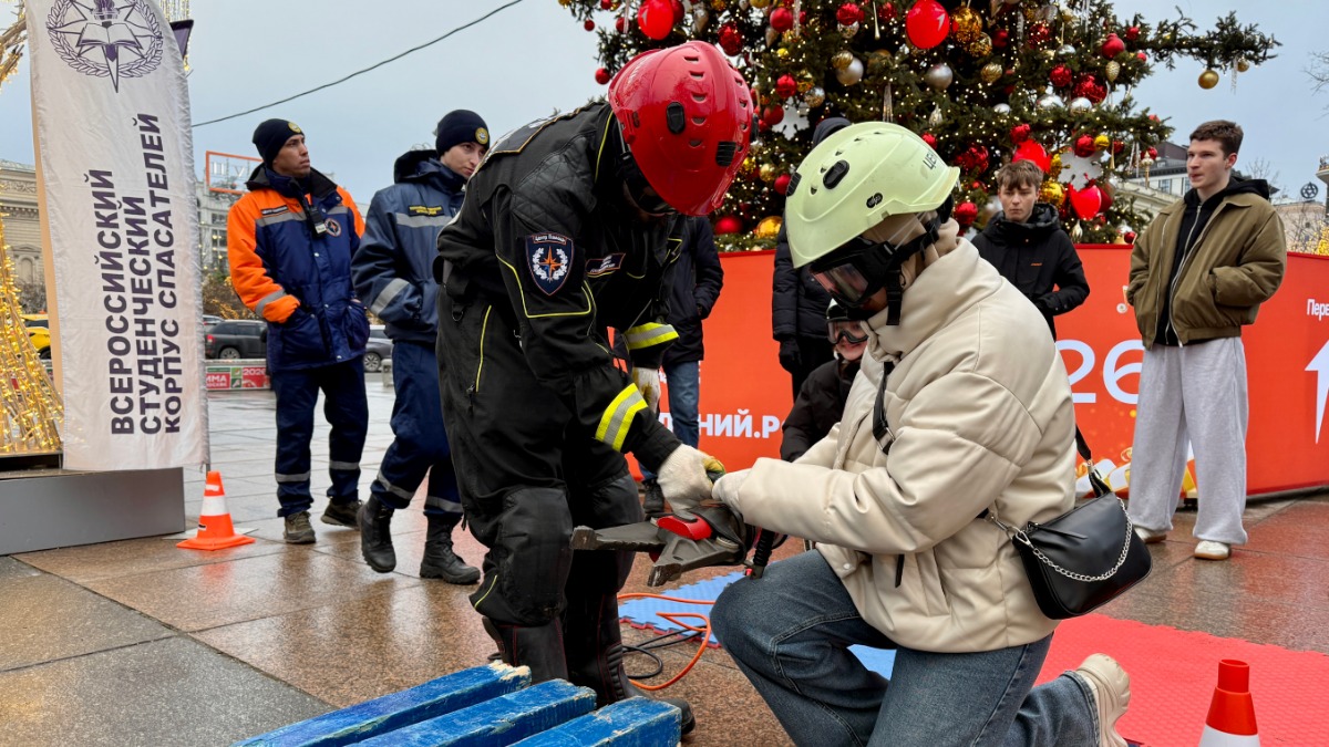 Интерактивная программа ко Дню спасателя РФ прошла на Театральной площади