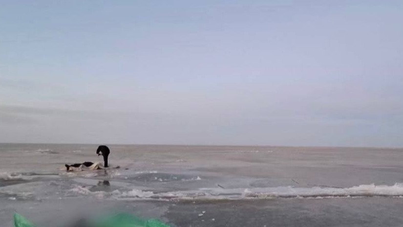 Машина с рыбаками провалилась под лед в Приморье