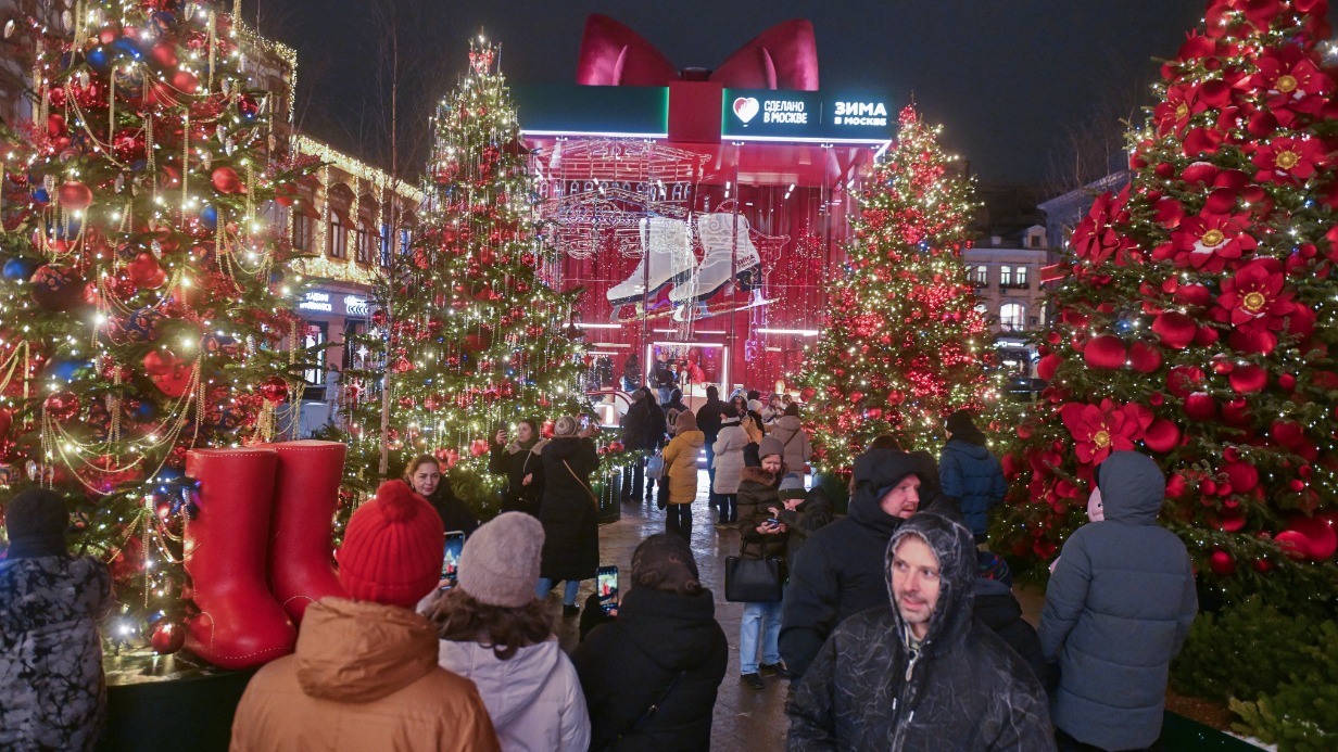 Посетители на открытии выставки елей у ЦУМа на фестивале «Путешествие в Рождество»