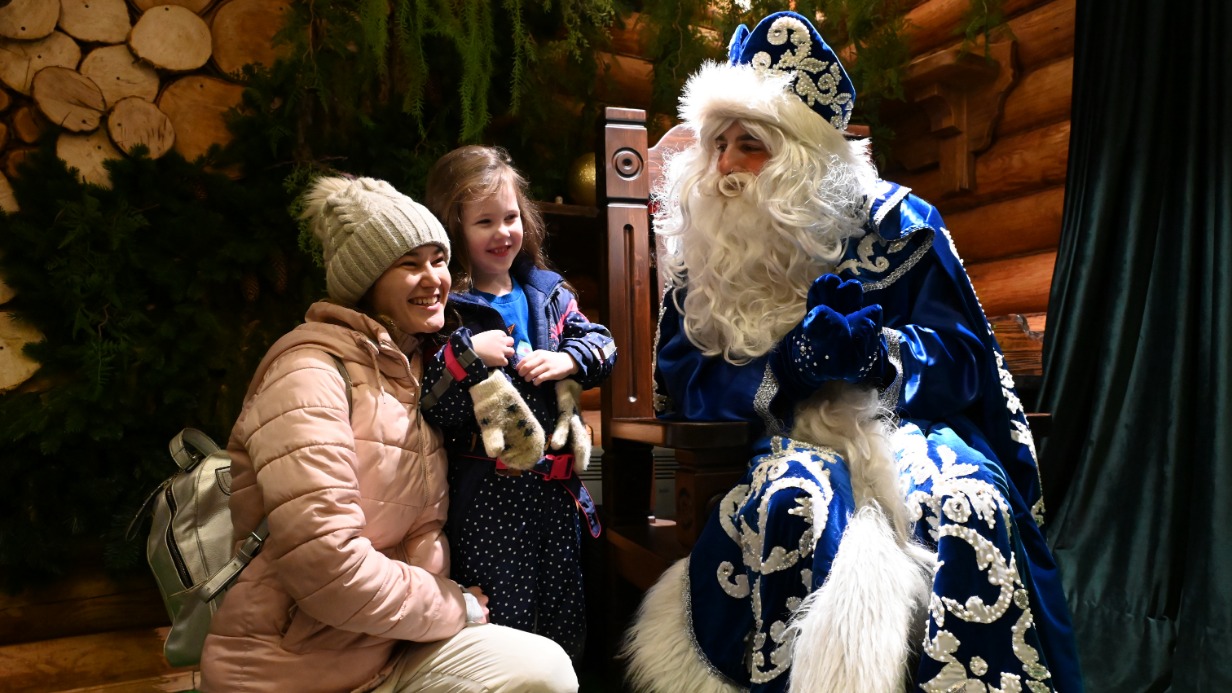 Московский Дед Мороз поздравляет с наступающим Новым годом четырехлетнюю москвичку Алису и ее маму Регину Мухамедзянову