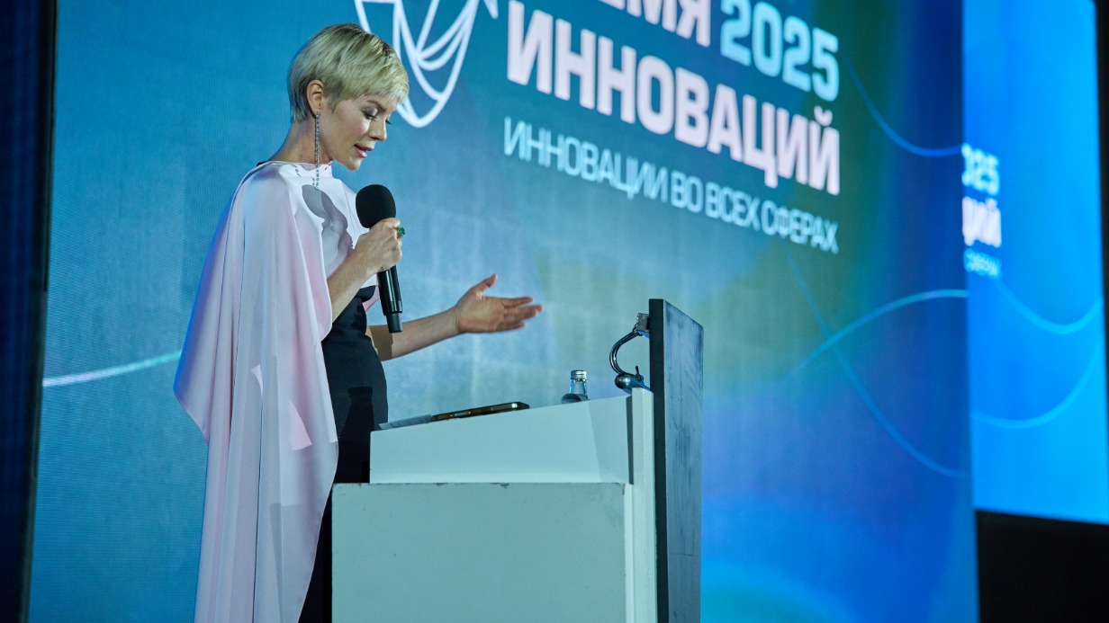 Российская телеведущая Елена Николаева приветствует гостей форума в Ташкенте