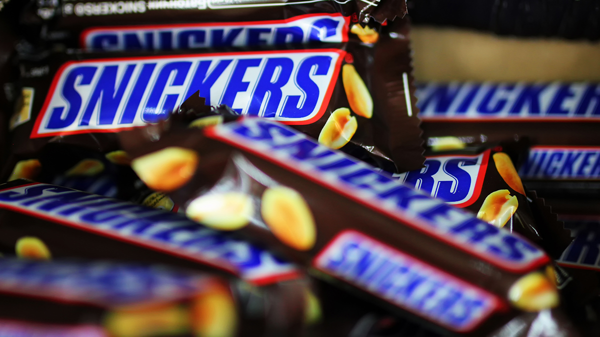 NYT: Батончики Snickers с надписями на русском появились в магазинах Лондона