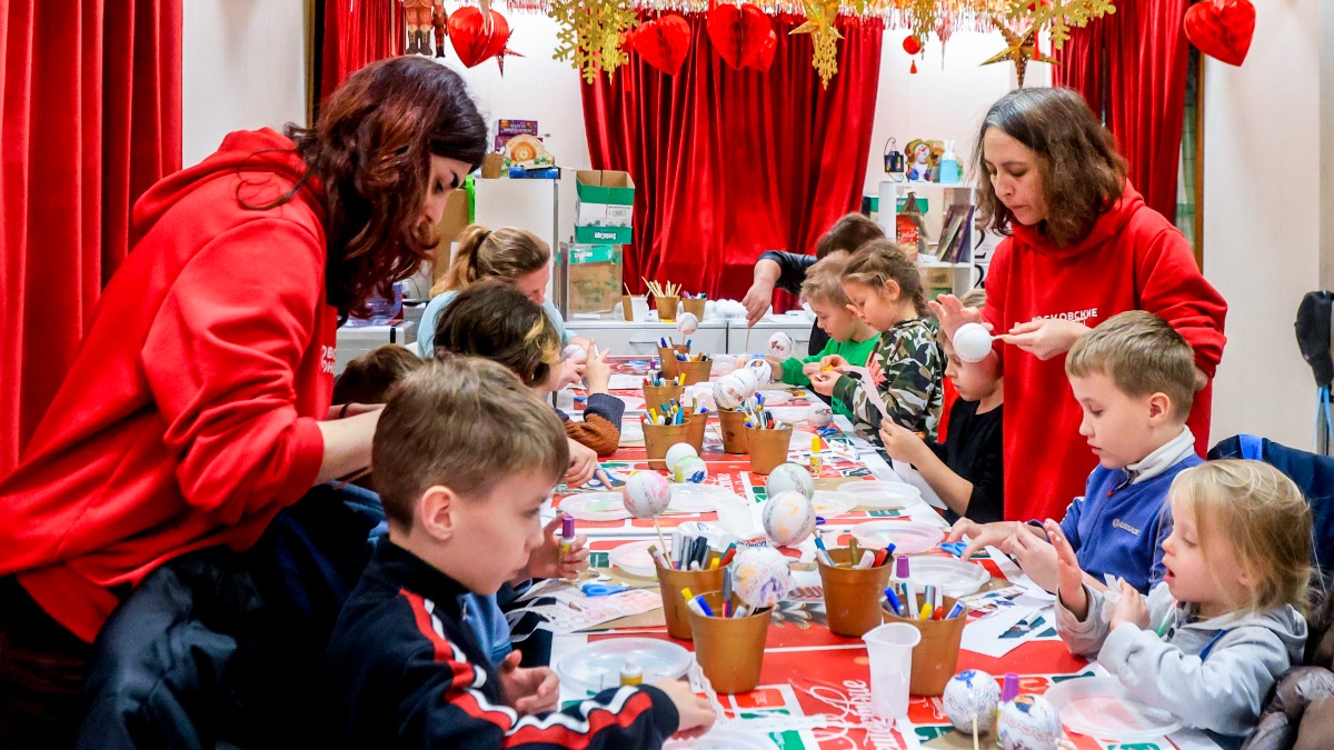 Панно с капибарой и медуза на елочке: Москвариум проводит мастер-классы на Манежной площади в рамках «Путешествия в Рождество»