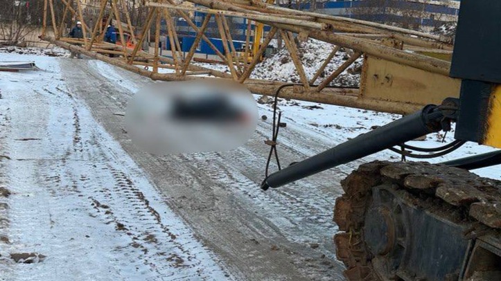 Стрела крана упала на рабочего на юго-западе Москвы, мужчина погиб