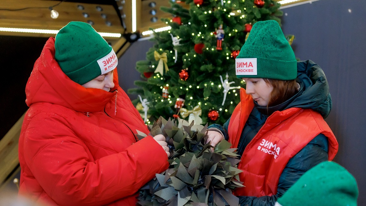 На мастер-классах в парках ЗАО горожане изготавливают вещи для бойцов СВО