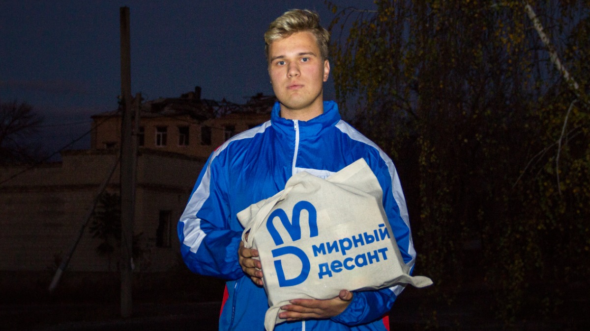 Боец регионального отделения «РСО» Александр Стрельник уже несколько лет участвует в различных акциях помощи жителям новых регионов. В этот раз в рамках «Мирного десанта» он привез пожилым людям воду и продукты первой необходимости