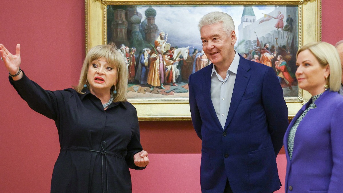 Гендиректор Русского музея Алла Манилова, мэр Москвы Сергей Собянин и министр культуры РФ Ольга Любимова во время открытия выставки «Образ Москвы в русском искусстве из коллекции Государственного Русского музея» на ВДНХ