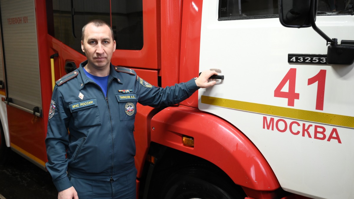 Первый заместитель начальника Управления МЧС по Северному административному округу Андрей Тарасов показывает пожарный автомобиль, на котором спасатели выезжают на места чрезвычайных ситуаций