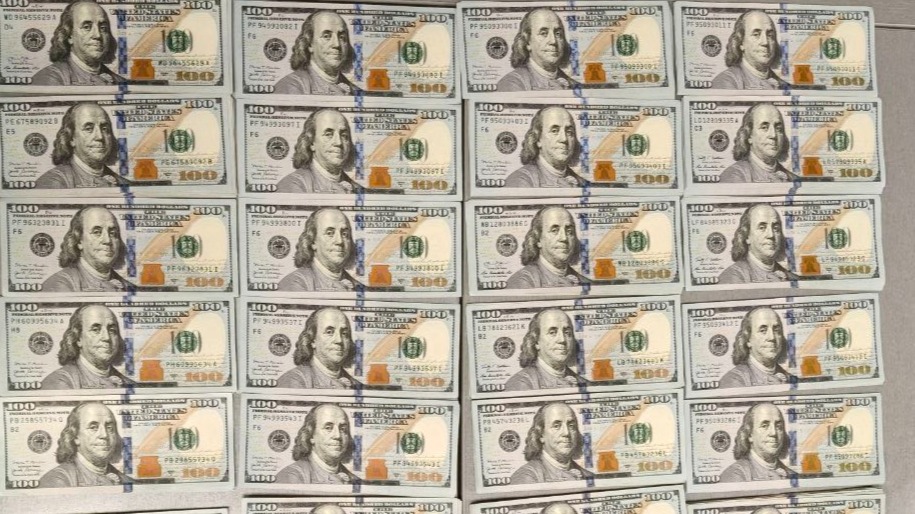 Прилетевшего из США с 38 тысячами долларов иностранца задержали в Москве