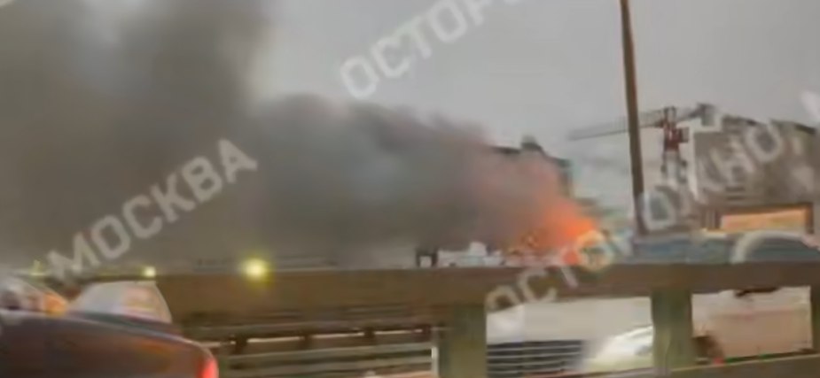 Цветочный склад загорелся около Рижского рынка в Москве