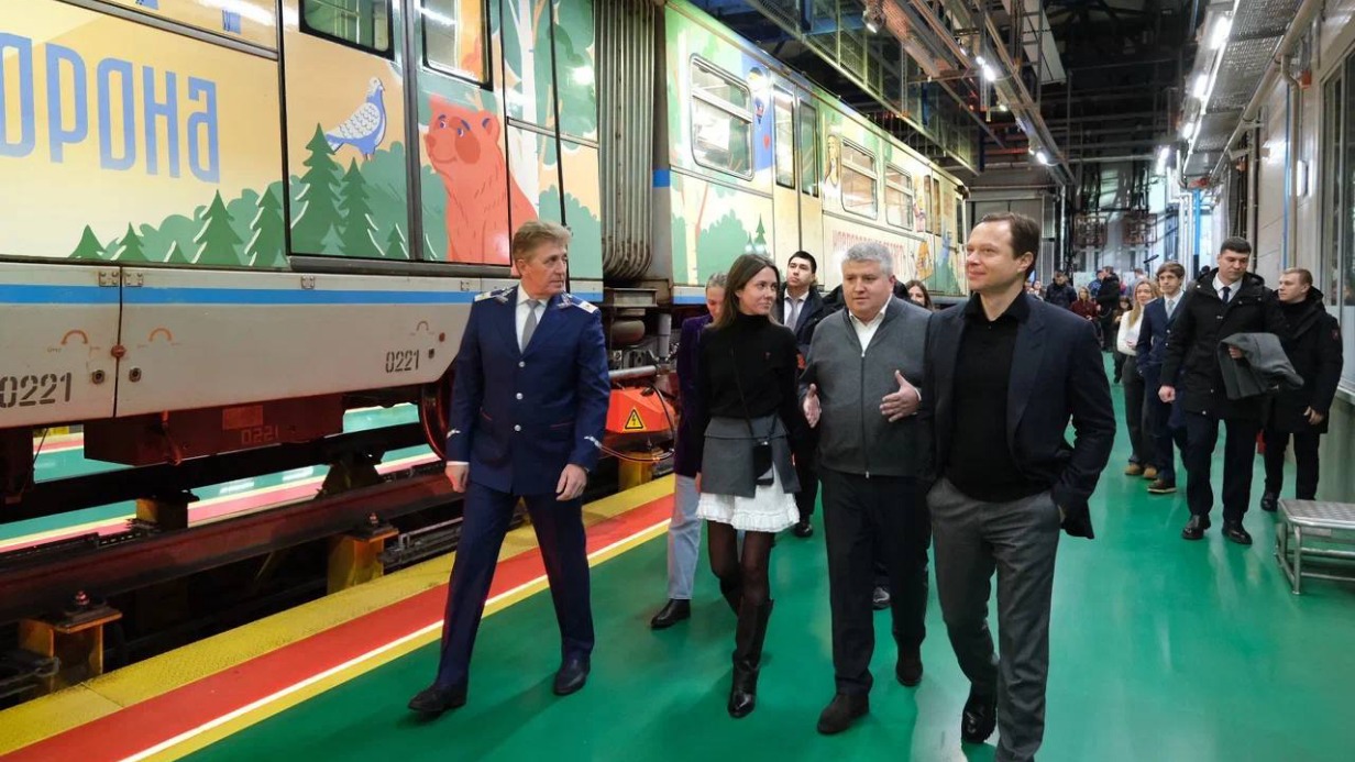 Заместитель мэра Москвы по вопросам транспорта и промышленности Максим Ликсутов во время запуска тематического состава, посвященного Новгородской области