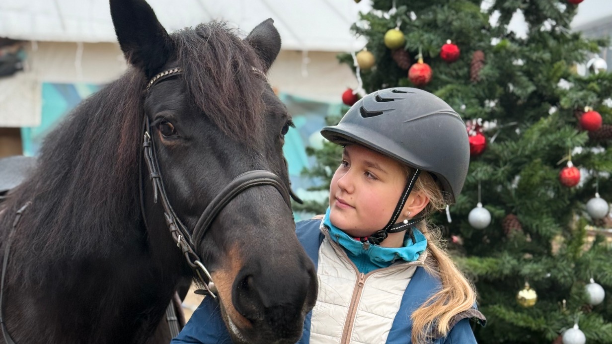 Москвичка Елизавета Доронкина на занятии по иппотерапии