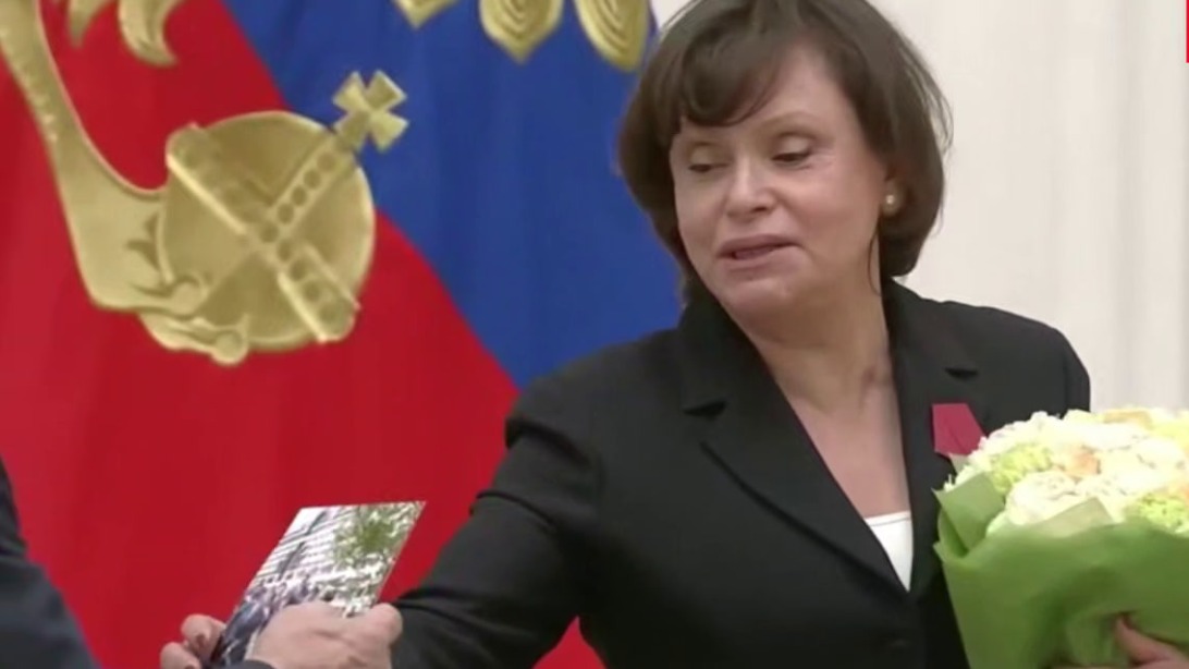 Путину показали дуб, который он посадил 22 года назад в НМИЦ имени Бакулева