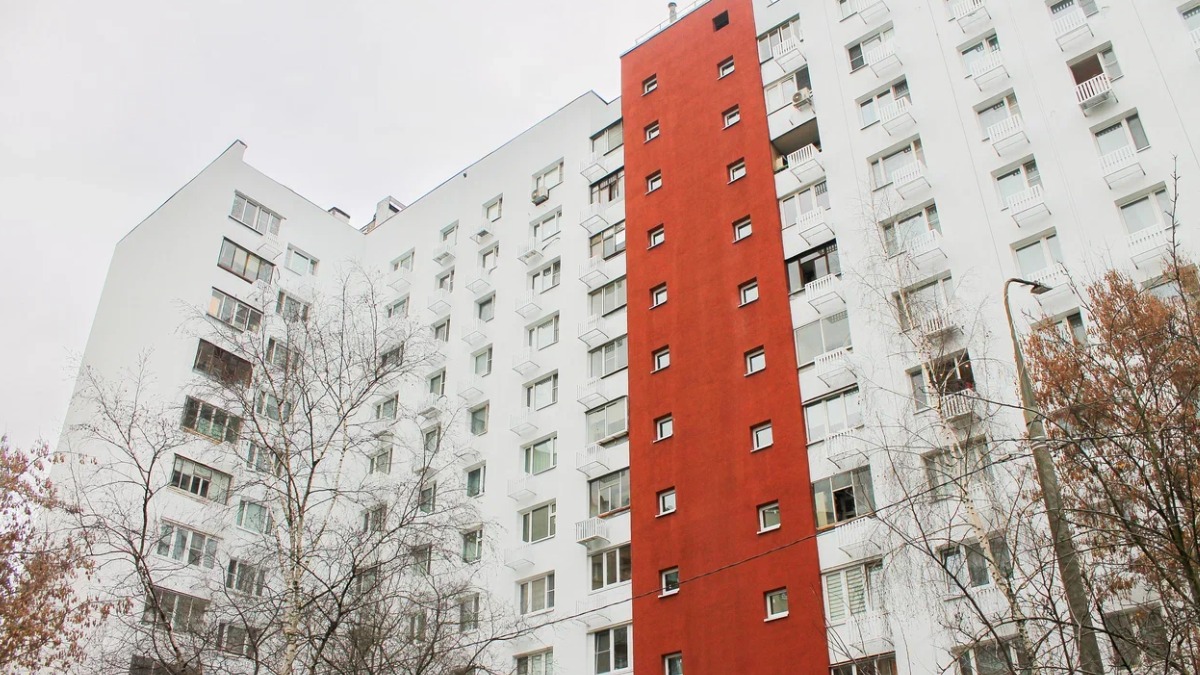 Три жилых дома в районе Перово обновили по современной технологии «мокрый фасад» в 2025 году