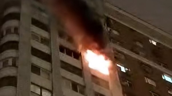 На Рублевском шоссе в Москве загорелась квартира в жилой многоэтажке