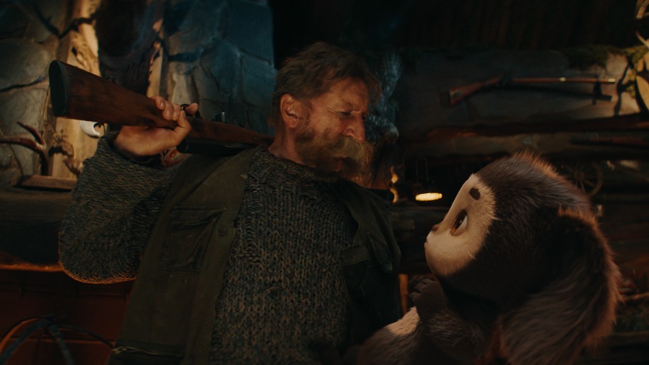 Кадр из фильма «Чебурашка 2»: Охотник (Александр Лыков) и главный герой картины Чебурашка