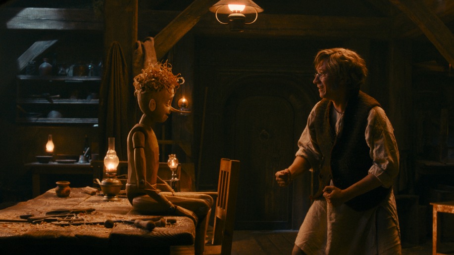 Кадр из фильма «Буратино». Актриса Виталия Корниенко подарила главному герою голос. Роль Папы Карло, чье заветное желание сбывается, в киносказке исполнил актер Александр Яценко