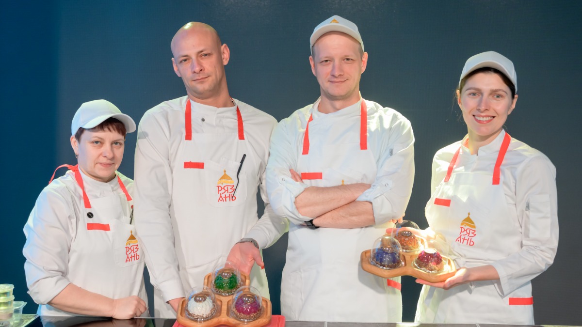 Участники VIII ресторанного фестиваля «Кухня Рязанского края»: шеф-кондитер Наталья Васильева, шеф-повар Михаил Барабанщиков, шеф-повар Виталий Левычкин, сушеф Мария Сальникова готовят калинник