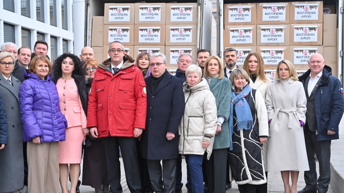 Председатель Мосгордумы Алексей Шапошников и другие представители столичного парламента готовятся отправить очередной гуманитарный груз. Фуры доверху наполнены коробками с гуманитарной помощью, на которых написано «Мосгордума Курску»