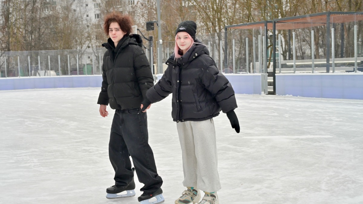 Москвичи Родион Паламарчук и Таисия Кащеева на всесезонной площадке в районе Бибирево