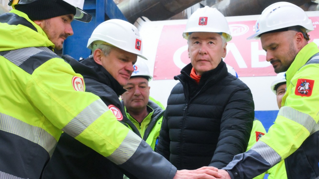 Мэр Москвы Сергей Собянин и генеральный директор АО «Мосинжпроект» Сергей Жуков во время церемонии старта строительства второго участка Троицкой линии метро. Развитие транспортной системы в столице ведется беспрецедентными темпами