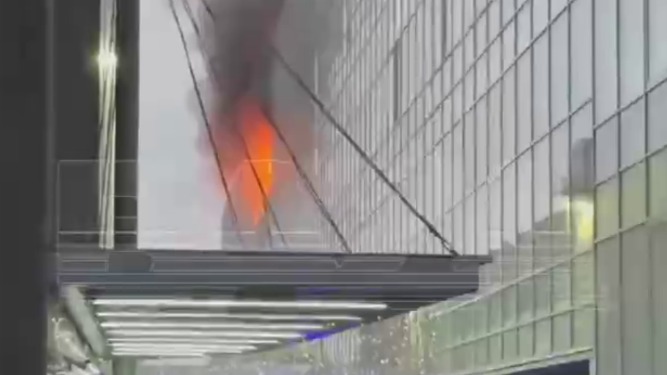 Появились кадры пожара в бизнес-центре «Варшавская плаза» в Москве