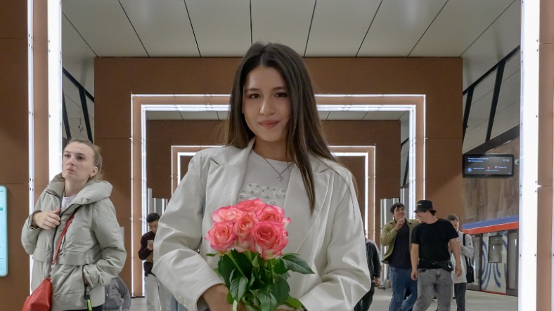 Москвичка Анна Дорохова на открытии новой радиальной линии метро — Троицкой