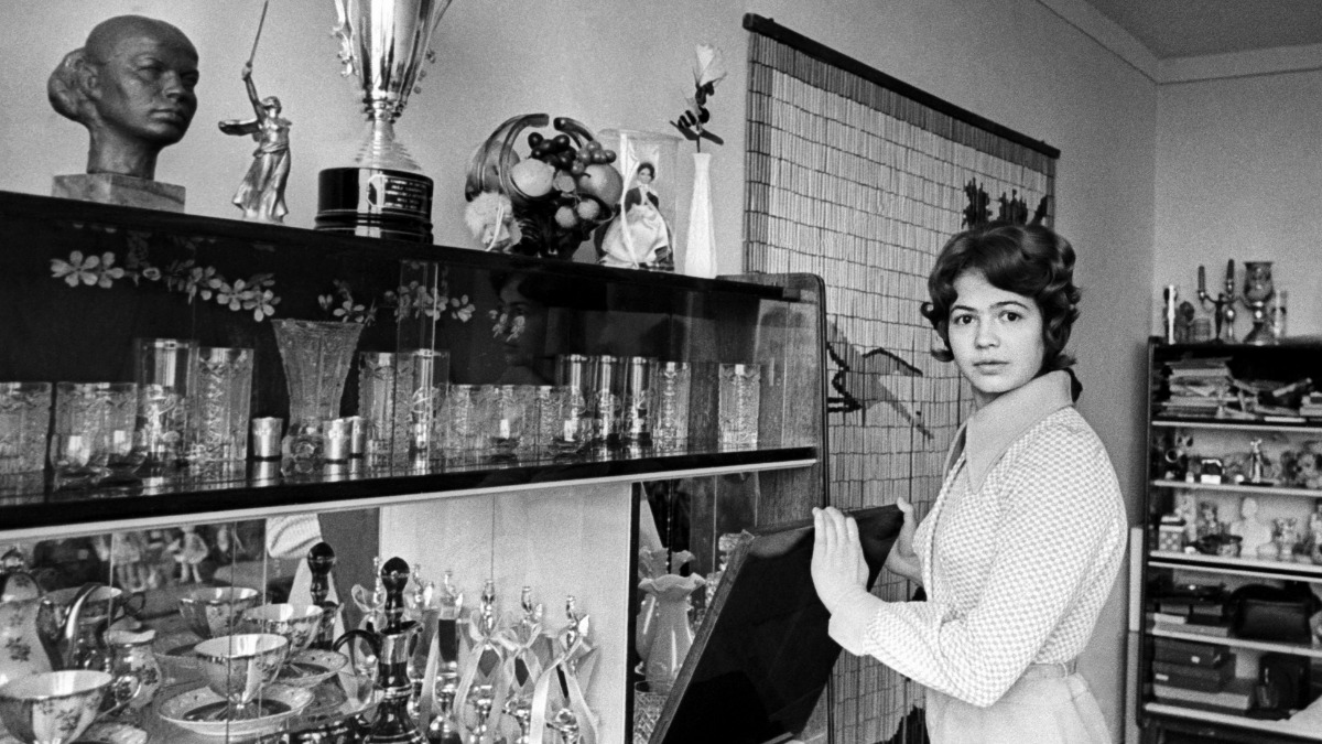 В серванте трехкратной олимпийской чемпионки по гимнастике Людмилы Турищевой рядом со спортивными кубками почетное место занимала и хрустальная посуда