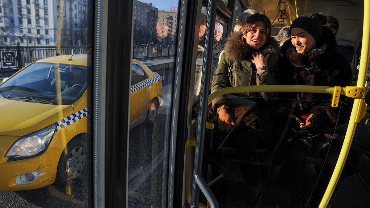 Пьяный пассажир с молотком устроил погром в петербургском автобусе
