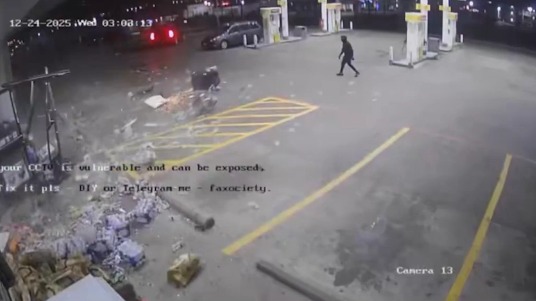 В США двое мужчин выдернули банкомат из магазина машиной, но потеряли его по пути