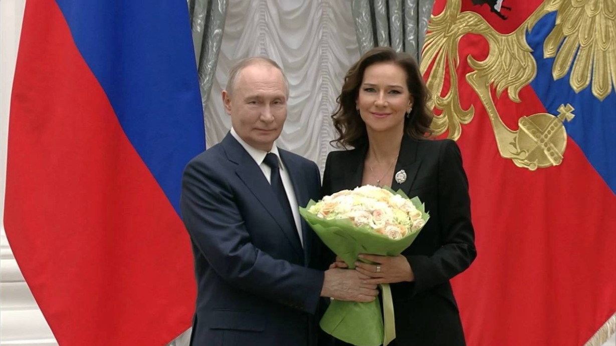 Владимир Путин вручил государственные награды Сергею Бунину и Елене Север