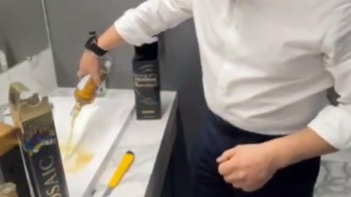 Мэр Якутска вылил в раковину весь подаренный к Новому году алкоголь