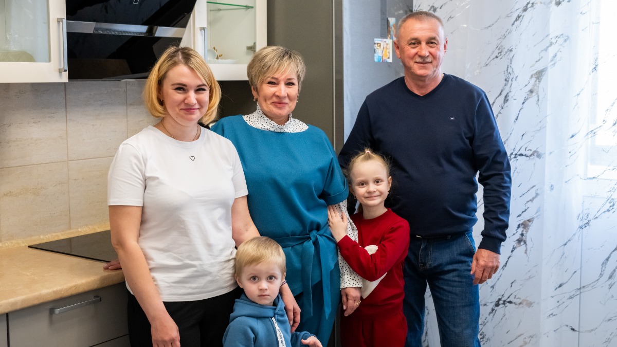 Москвичи Любовь и Евгений Цалябины вместе с дочерью Ириной Батраковой, внуком Артемом и внучкой Алисой в новой квартире, полученной по программе реновации